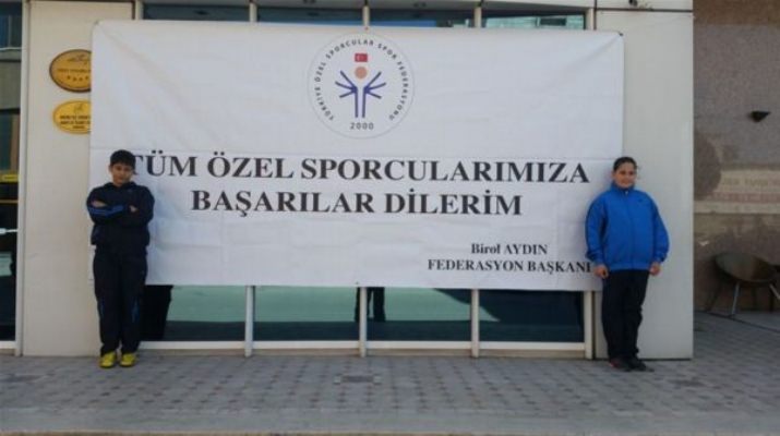 Özel Sporcular Şampiyonluk İçin Kulaç Attı